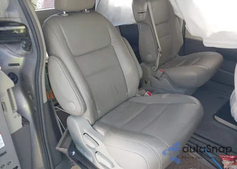 2015 Toyota Sienna Xle 8 Passenger z USA, uszkodzony, nr VIN 5TDYK3DC4FS681031